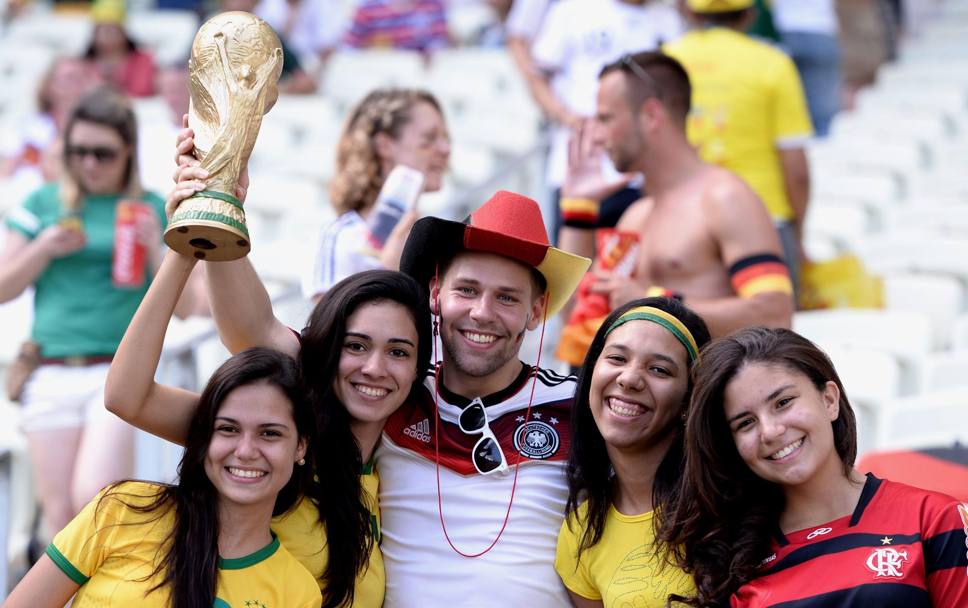 Beato tra le donne: un tifoso tedesco si gode la presenza brasiliana in tribuna. Epa